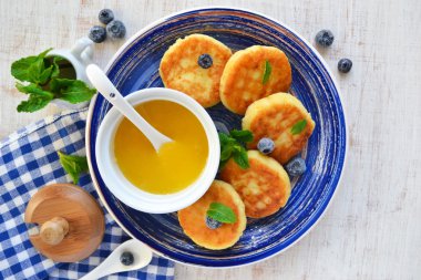 Bal ve breakfa için çilek süzme peynir Cheesecakes