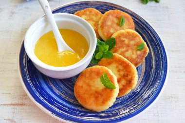 Bal ve breakfa için çilek süzme peynir Cheesecakes