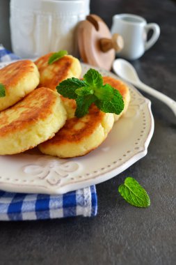 Bal ve breakfa için çilek süzme peynir Cheesecakes