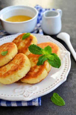 Bal ve breakfa için çilek süzme peynir Cheesecakes