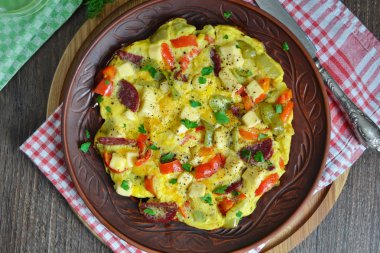 Biber, salam ve peynir frittata