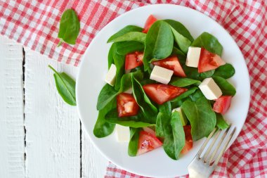 Ispanak, peynir ve zeytin yağı ile domates salatası