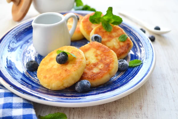 Cheesecakes of cottage cheese with honey and berries for breakfa — Stock Photo, Image