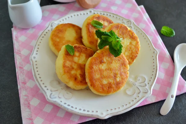 Чизкейки из творога с медом и ягодами на завтрак — стоковое фото