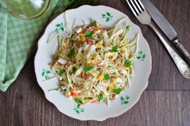 Mısır, lahana ve hardal soslu salata