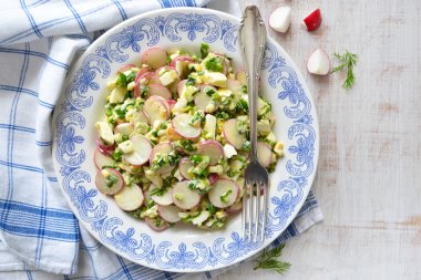 turp, yumurta ve yabani sarımsak salatası