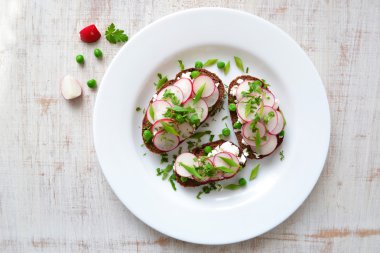 Ricotta, turp ve yeşil bezelye ile tost