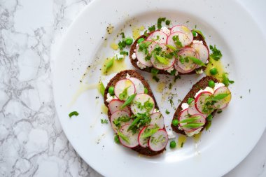 Ricotta, turp ve yeşil bezelye ile tost