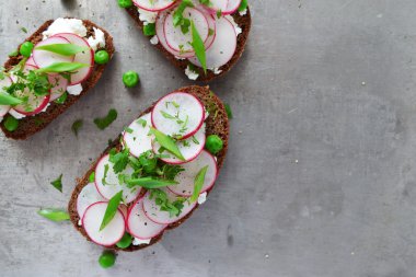 Ricotta, turp ve yeşil bezelye ile tost