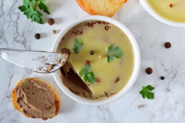 baharat ve tost ile ev yapımı karaciğer pate