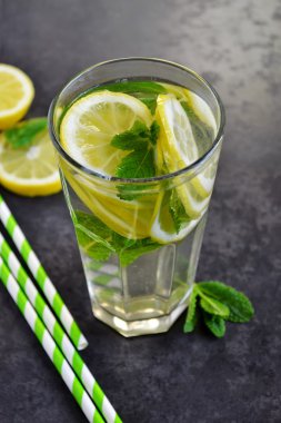 Siyah arka plan üzerine nane ile yaz narenciye limonata