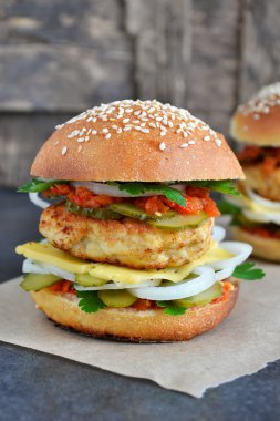 Ev yapımı burger peynir, köfte ve sos