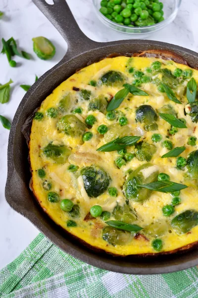 Frittata con formaggio, piselli verdi e cavoletti di Bruxelles — Foto Stock