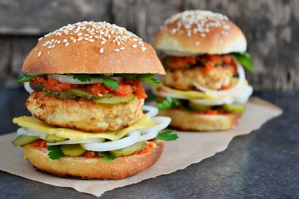 Ev yapımı burger peynir, köfte ve sos