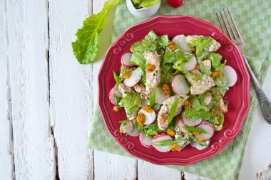 Salata tavuk, turp ve Baharatlı hardal sosu ile