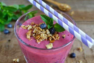 Yaban mersini, böğürtlen ve ev yapımı yoğurt ile Berry güler yüzlü