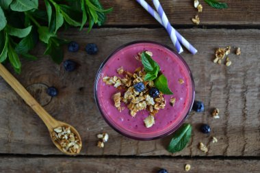 Yaban mersini, böğürtlen ve ev yapımı yoğurt ile Berry güler yüzlü