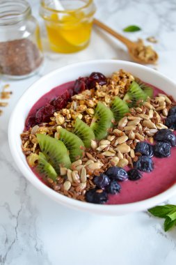 Yaban mersini, kivi, ayçiçeği tohumu, gr ile Berry güler yüzlü