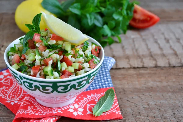 Doğu salata tabbouleh bulgur, nane ve maydanoz ile — Stok fotoğraf