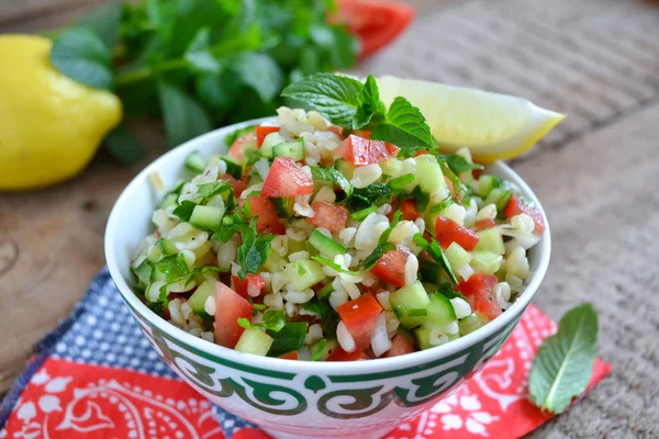 Doğu salata tabbouleh bulgur, nane ve maydanoz ile — Stok fotoğraf