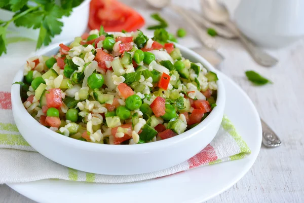 Салат с овощами, зеленой фасолью и болгуром — стоковое фото