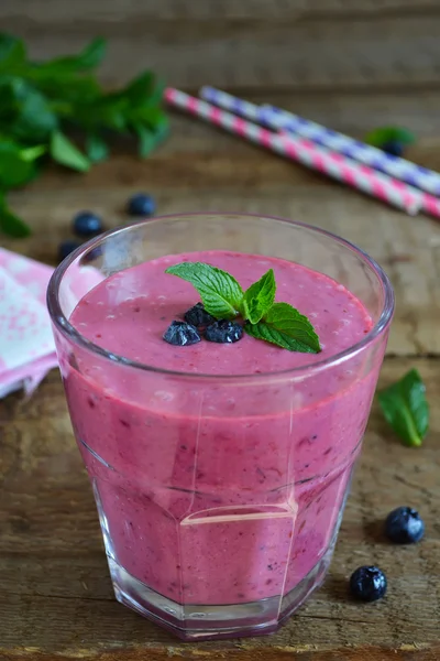 Berry smoothie blueberry, blackberry oraz domowej roboty jogurt — Zdjęcie stockowe