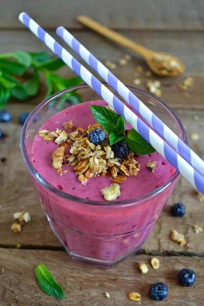 Beeren-Smoothie mit Blaubeere, Brombeere und hausgemachtem Joghurt — Stockfoto