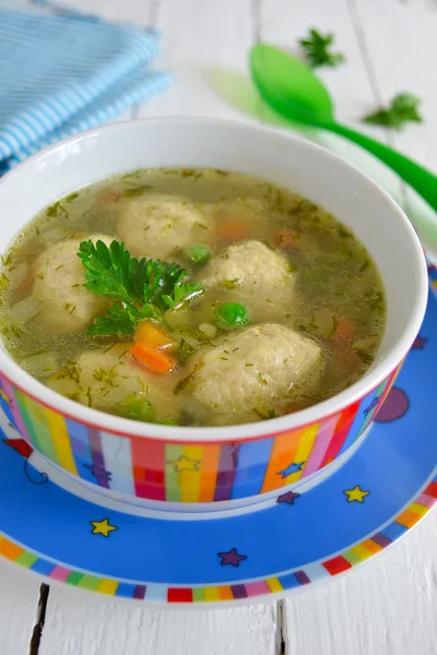 Supă ușoară cu chiftele și mazăre verde, cină pentru copii — Fotografie, imagine de stoc