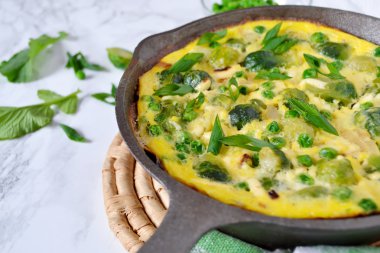 Frittata peynir, yeşil bezelye ve Brüksel lahanası 