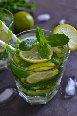 Yaz içeceği, mojito nane ve siyah arka plan üzerine kireç kokteyl 