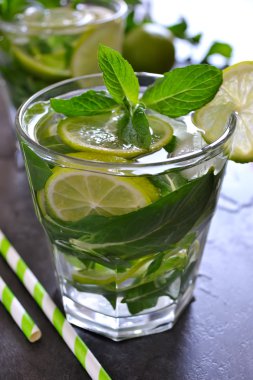 Mojito nane ve limon siyah zemin üzerine kokteyl