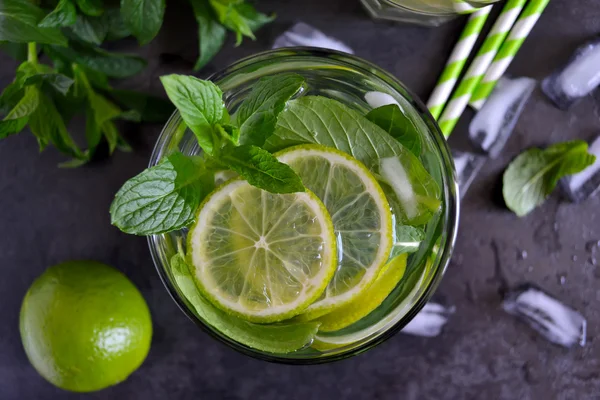 Mojito koktajl na czarnym tle z miętą i limonką — Zdjęcie stockowe