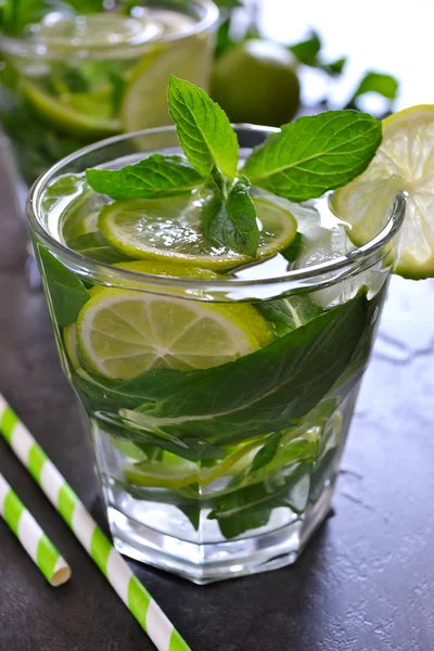 Mojito nane ve limon siyah zemin üzerine kokteyl