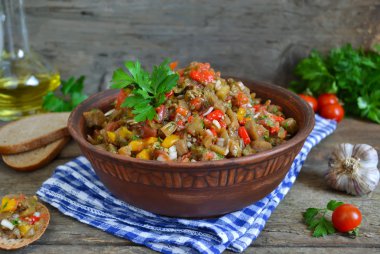 Salata sebze sarımsak ile ızgara kavrulmuş ve turşusu