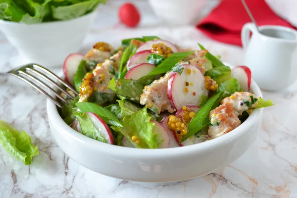 Salata tavuk, turp ve Baharatlı hardal sosu ile