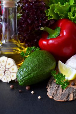Taze olgun sebze, zeytin yağı, siyah bir zemin üzerine marul