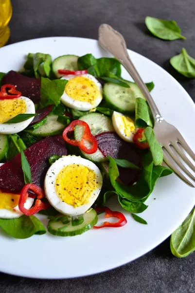 Vitamín salát s listovým špenátem, vejcem a červené řepy na černém poz — Stock fotografie