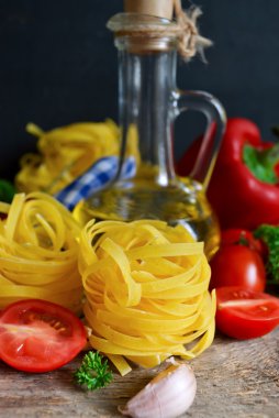 domates ve biber siyah bir arka plan ile pişmemiş makarna