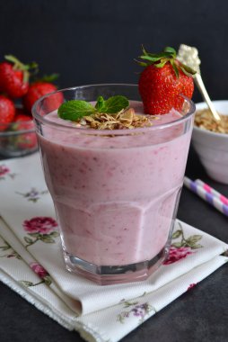 Berry smoothies çilek, yulaf ezmesi ve alm ile kahvaltıda