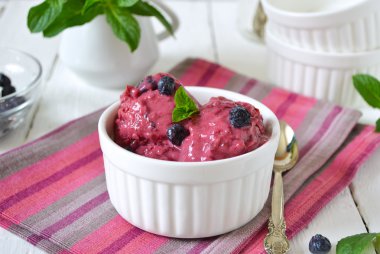 Berry dondurma, taze, yaz yaban mersini sorbe 