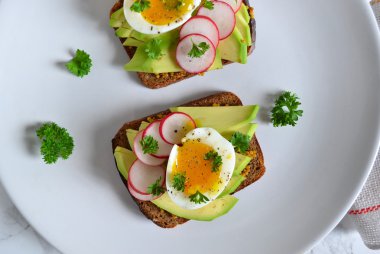 avokado, turp ve yumurta tost