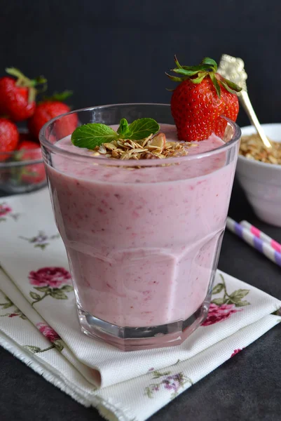 Berry smoothies çilek, yulaf ezmesi ve alm ile kahvaltıda — Stok fotoğraf