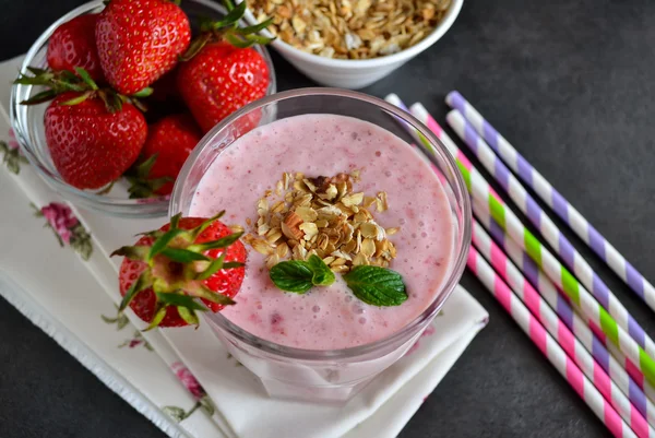 Beeren-Smoothies zum Frühstück mit Erdbeeren, Haferflocken und Alm — Stockfoto
