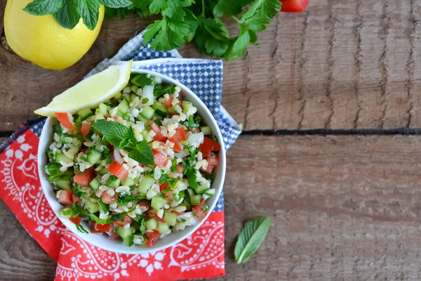 Taboulé de salade orientale au bulgur, menthe et persil — Photo