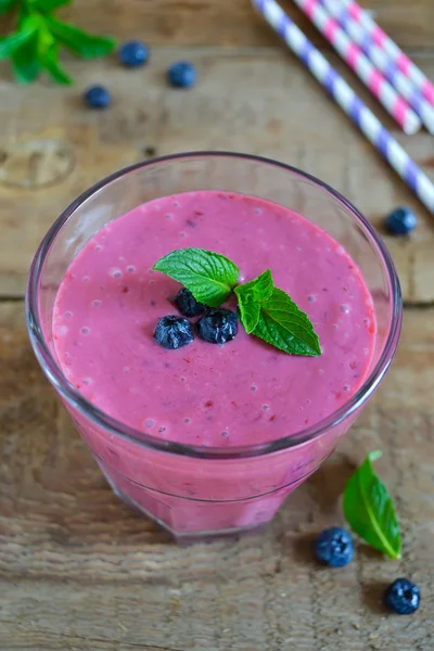 Beeren-Smoothie mit Blaubeere, Brombeere und hausgemachtem Joghurt — Stockfoto