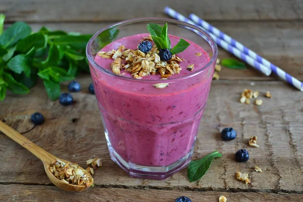 Beeren-Smoothie mit Blaubeere, Brombeere und hausgemachtem Joghurt — Stockfoto