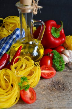 domates ve biber siyah bir arka plan ile pişmemiş makarna