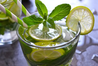 Yaz içeceği, mojito nane ve limon siyah backgr tarih ile kokteyl
