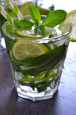 Yaz içeceği, mojito nane ve limon siyah backgr tarih ile kokteyl