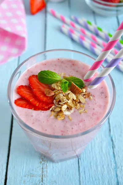 Batidos de bayas para el desayuno con fresas, harina de avena y alm — Foto de Stock